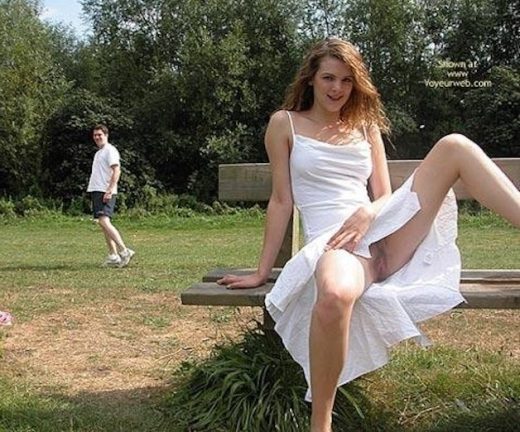 Kijk onder het rokje bij deze dames die geen slipje dragen